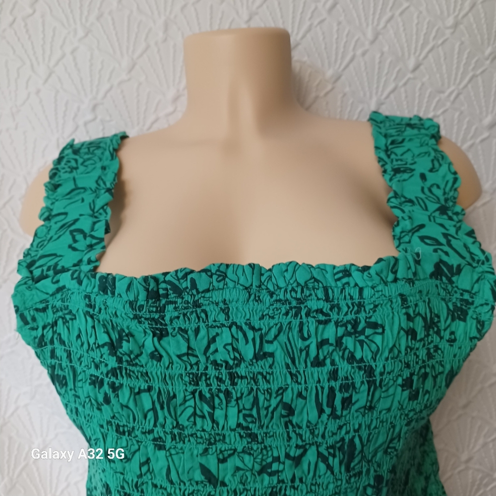 Isabel vy Ingrid+isabel Women SZ XL Green Floral Smocked Women's Top - Picture 3 of 11